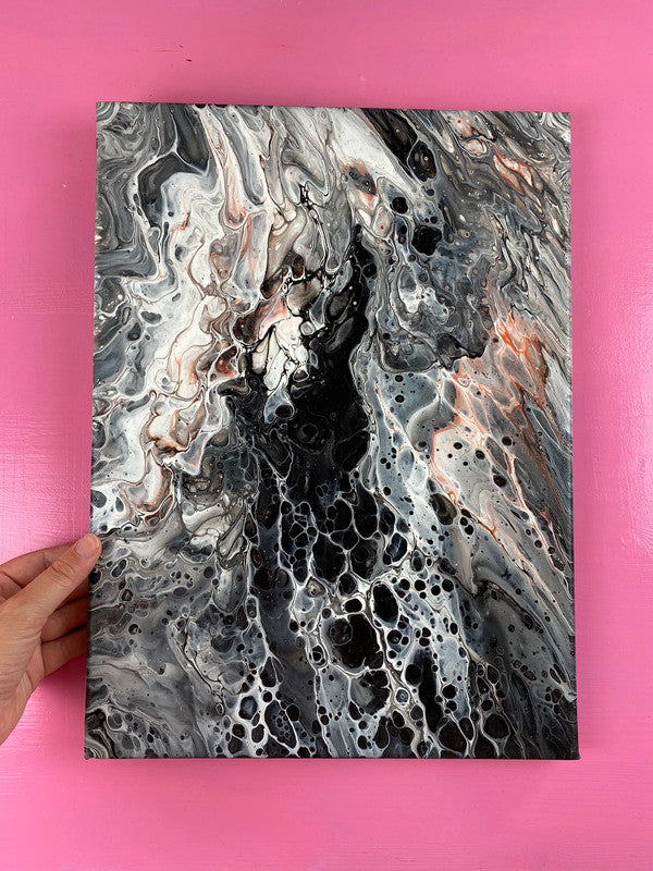 Fluido nero, bianco e un tocco di arancione