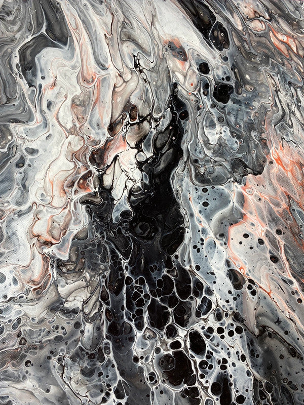 Fluido nero, bianco e un tocco di arancione